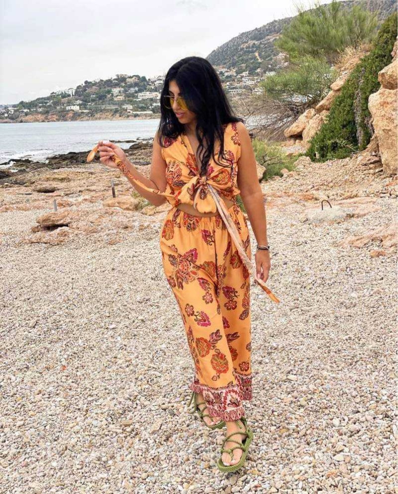 Γυναικεία ολόσωμη φόρμα crop σε εμπριμέ σατέν με δέσιμο
