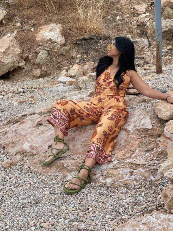 Γυναικεία ολόσωμη φόρμα crop σε εμπριμέ σατέν με δέσιμο