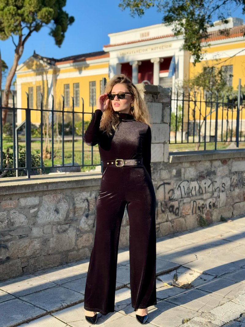 Ολόσωμη φόρμα βελούδινη με ανοιχτή πλάτη