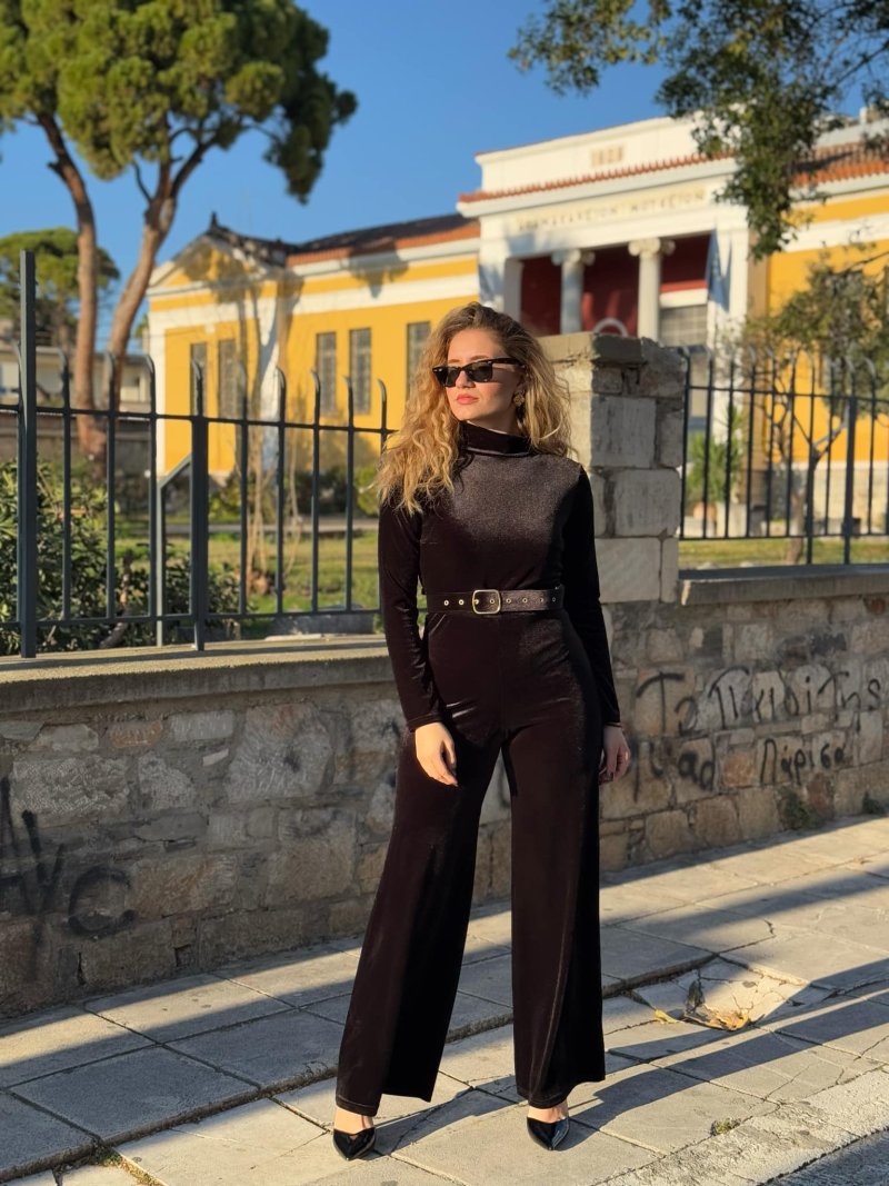 Ολόσωμη φόρμα βελούδινη με ανοιχτή πλάτη