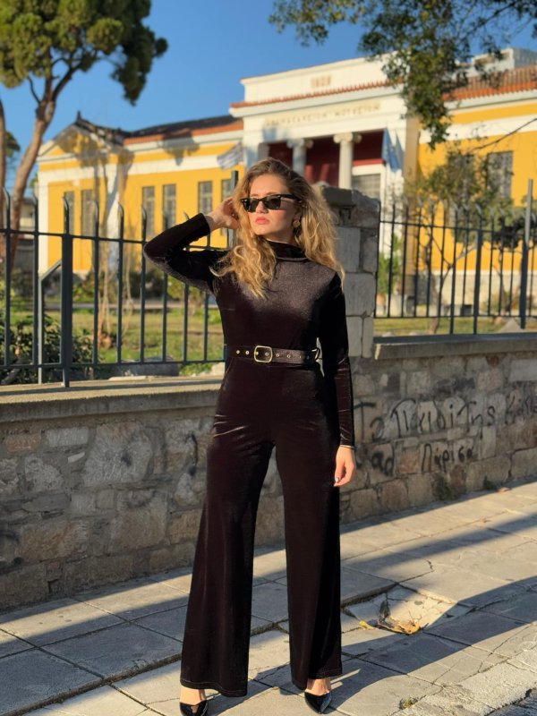 Ολόσωμη φόρμα βελούδινη με ανοιχτή πλάτη