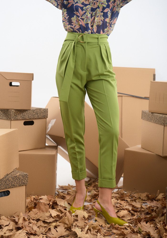 Ψηλόμεσο παντελόνι με πιέτες Ψηλόμεσο παντελόνι με πιέτες