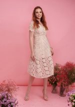 Γυναικείο φόρεμα δαντελένιο μίντι με V Sorelina Brigitte Boutique