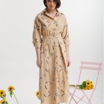 Φόρεμα μίντι με κεντήματα και γιακά