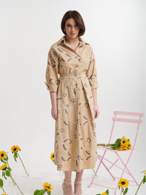 Φόρεμα μίντι με κεντήματα και γιακά