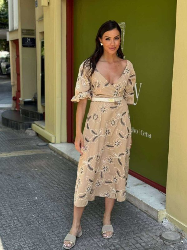 Φόρεμα με κεντητά λουλούδια