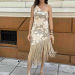 Φόρεμα με κρόσσια και ανάγλυφα λουλούδια