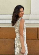 Φόρεμα με κρόσσια και ανάγλυφα λουλούδια