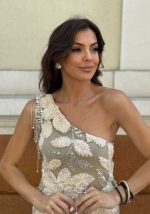 Φόρεμα με κρόσσια και ανάγλυφα λουλούδια