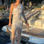 Φόρεμα με έναν ώμο και κρόσσια