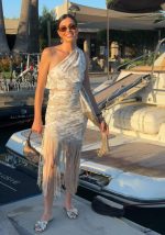 Φόρεμα με έναν ώμο και κρόσσια