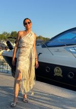 Φόρεμα με έναν ώμο και κρόσσια