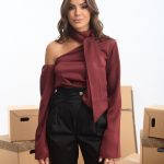 Τοπ σατέν με πεσμένο ώμο και φουλάρι