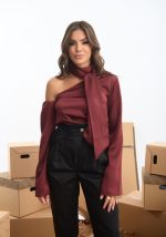 Τοπ σατέν με πεσμένο ώμο και φουλάρι