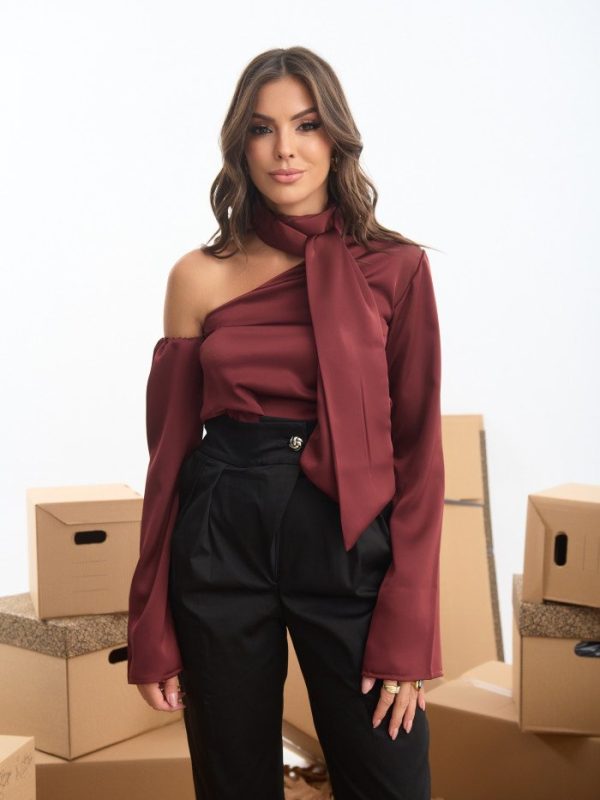 Τοπ σατέν με πεσμένο ώμο και φουλάρι