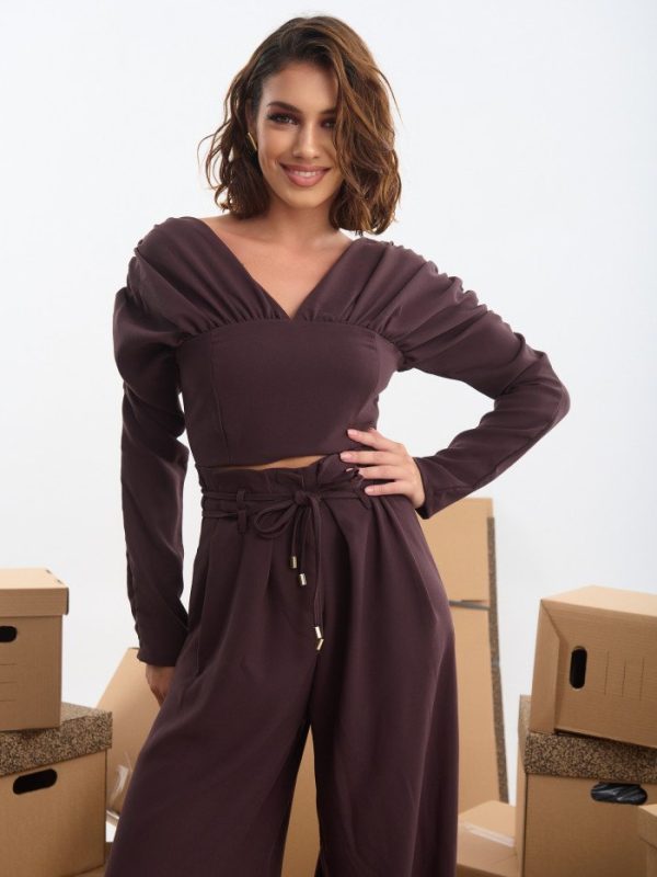 Τοπ με σούρες στα μανίκια