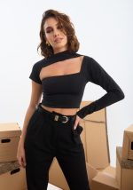 Τοπ κοντομάνικο με κοψίματα