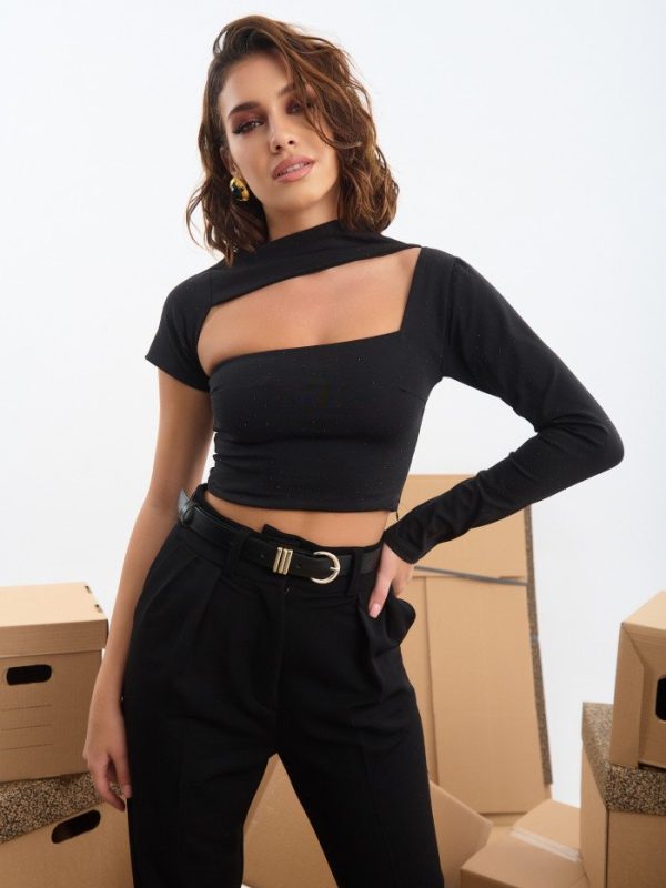 Τοπ κοντομάνικο με κοψίματα