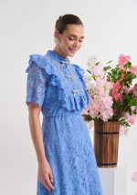 Φόρεμα δαντέλα με βολάν στο στήθος - Image 2