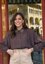 Πουκάμισο με στρας στο γιακά και δαντέλα στο μανίκι